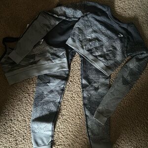Size small gymshark bundle, sports bra, leggings and long sleeved crop top.